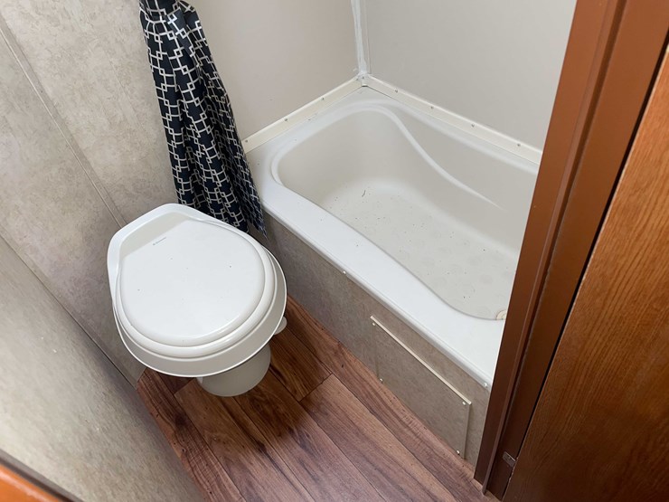 #1378-•-2015-salem-cruise-lite-camper-(no-title)-(of)-image-60