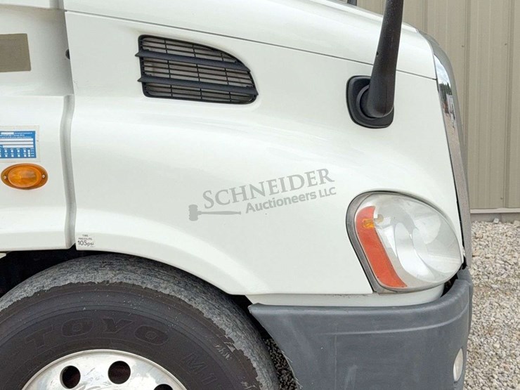 2012-freightliner-cascadia-113-image-15