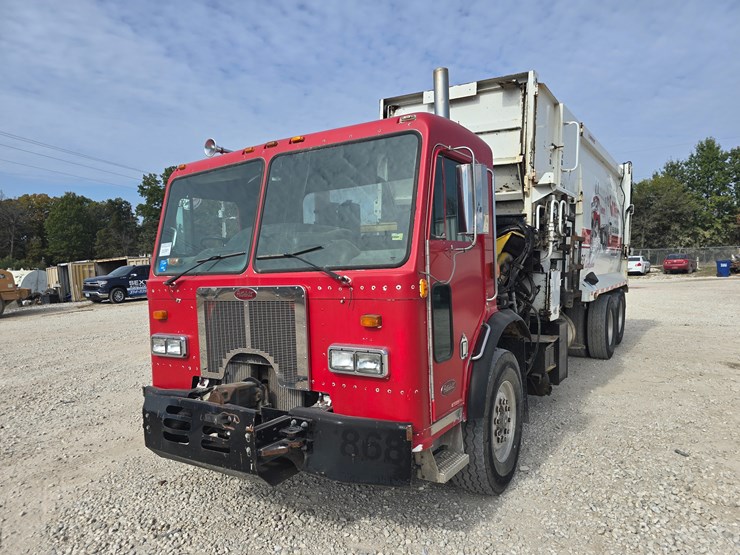 2003-peterbilt-320-image-1