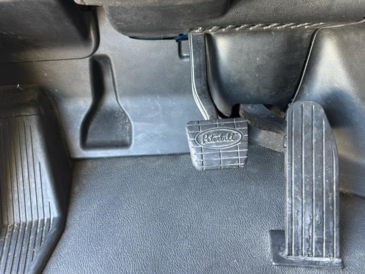 2023-peterbilt-579-image-52