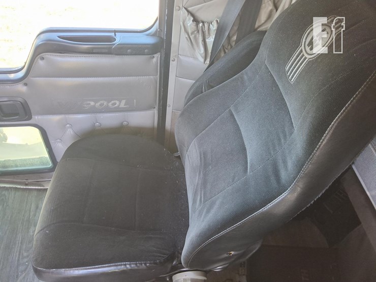 2005-kenworth-w900-image-22