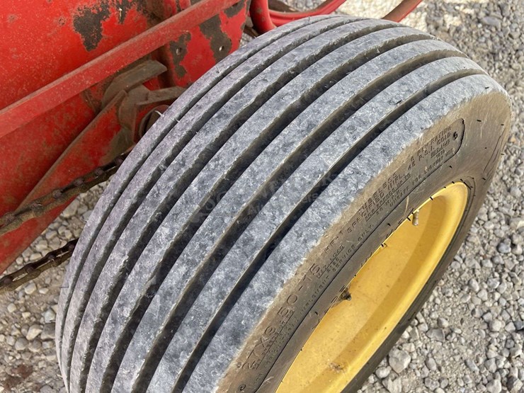 new-holland-275-image-27