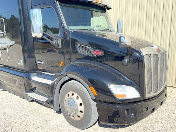 2017-peterbilt-579-image-10