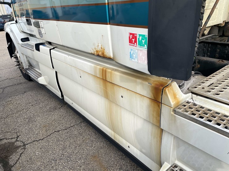 #1372-•-2014-volvo-sleeper-semi-(has-wi-title)-(of)-image-50