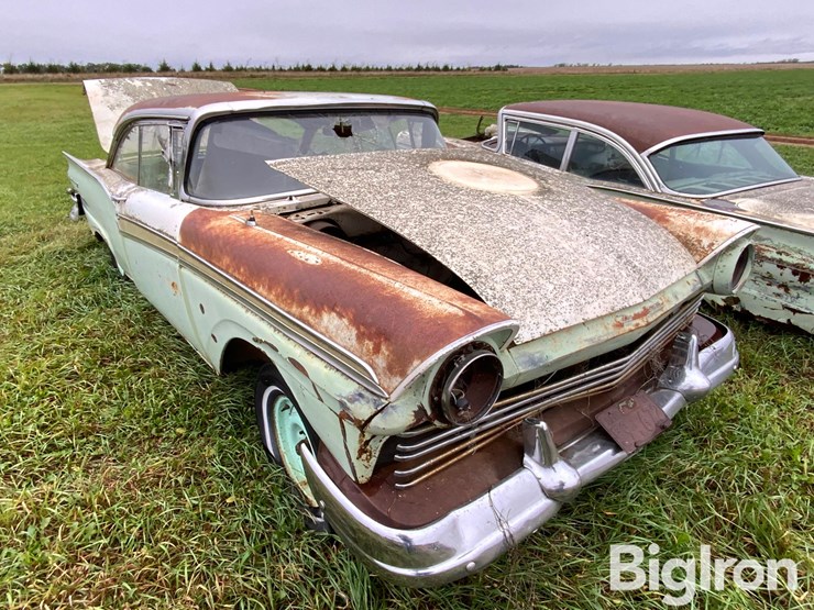 1957-ford-fairlane-500-classic-car-image-3