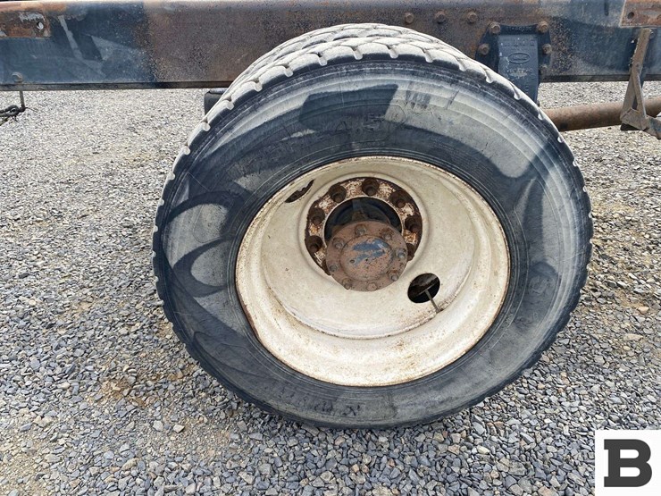 2002-peterbilt-330-image-28