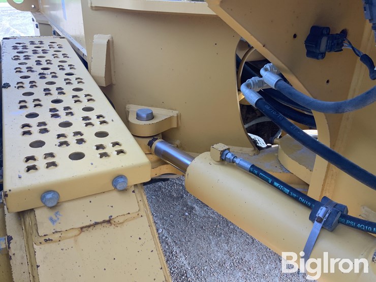 2011-deere-770g-image-14