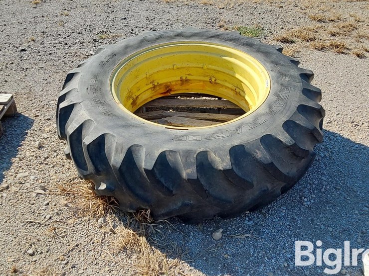 multi-trac-l/s-rear-tractor-16.9x34-bar-tire-on-john-deere-rim-image-2
