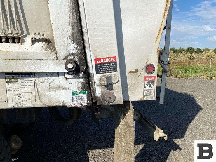 2006-peterbilt-320-image-27