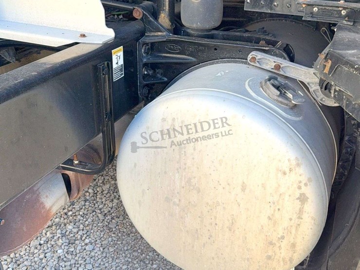 2017-peterbilt-579-image-33