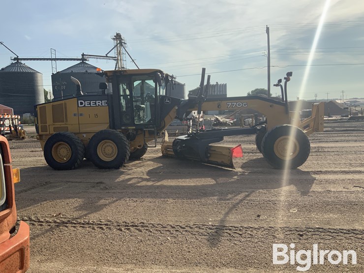 2011-deere-770g-image-4