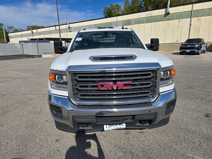2017-gmc-sierra-3500-image-40