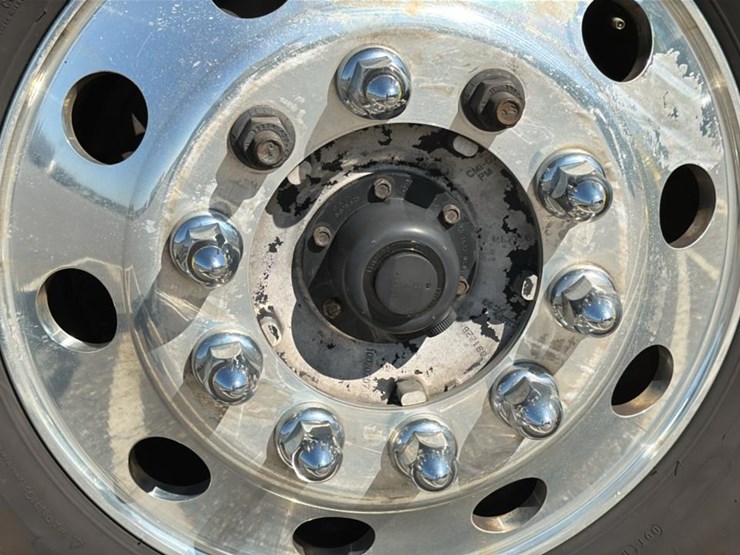 2023-peterbilt-579-image-13