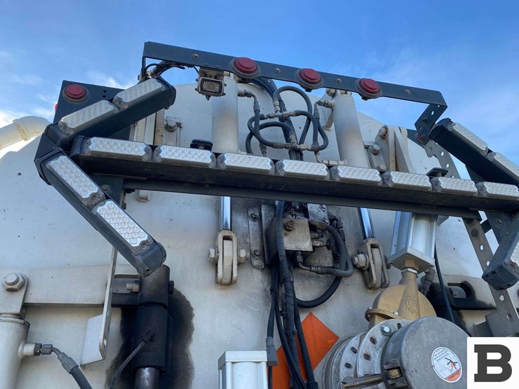 2017-mack-granite-gu713-image-47