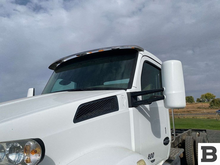 2017-kenworth-t880-image-10