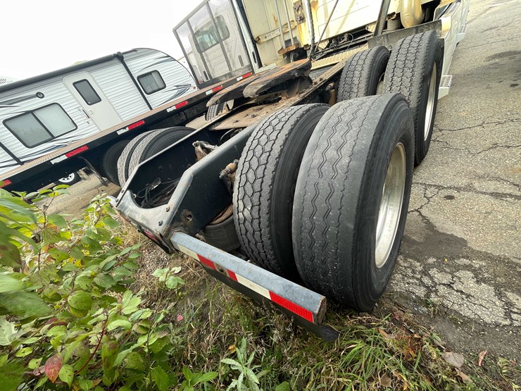 #1372-•-2014-volvo-sleeper-semi-(has-wi-title)-(of)-image-6