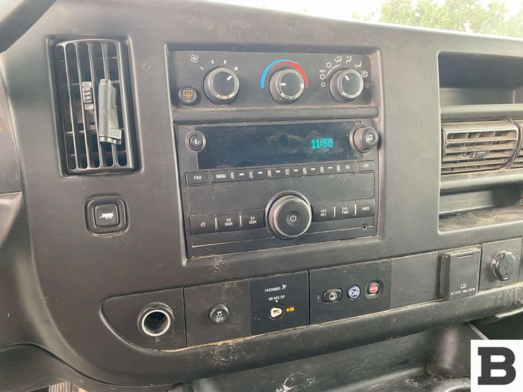 2017-chevrolet-express-3500-image-26