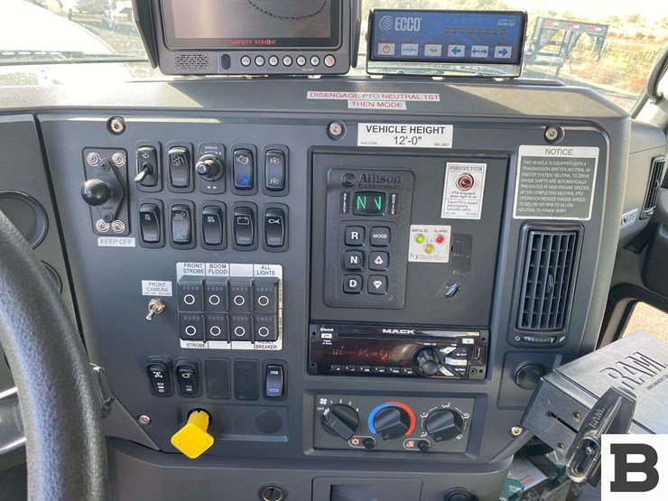 2017-mack-granite-gu713-image-78