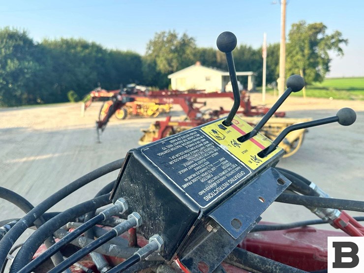 new-holland-216-image-12