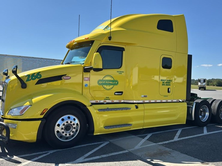 2023-peterbilt-579-image-1