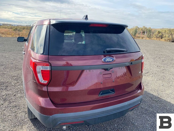 2016-ford-explorer-image-13