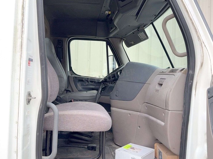 2012-freightliner-cascadia-113-image-56