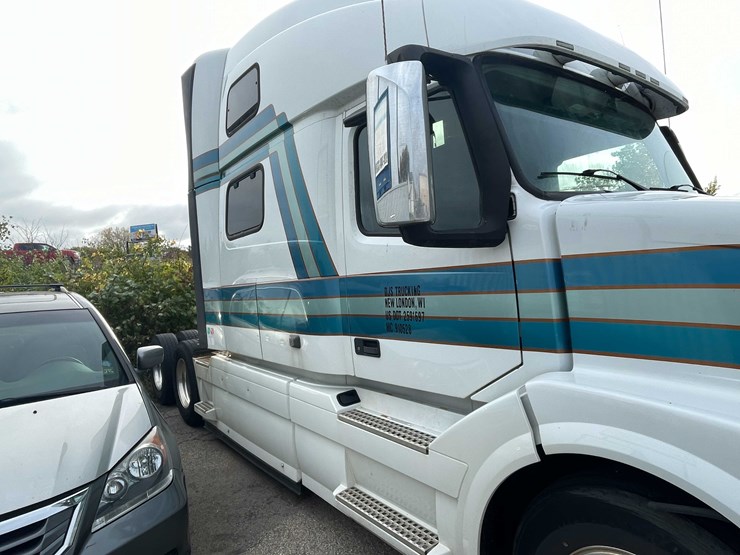 #1372-•-2014-volvo-sleeper-semi-(has-wi-title)-(of)-image-4