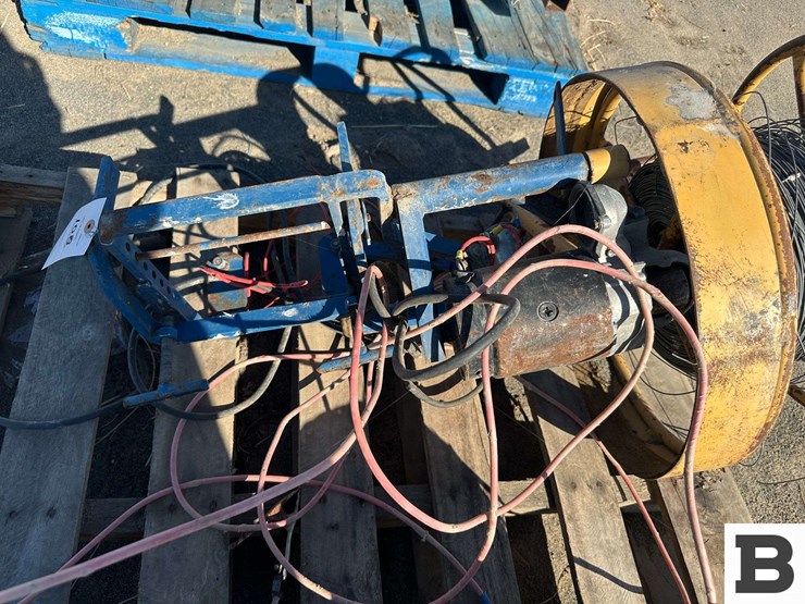 wire-fence-roller,-barb-wire-image-8