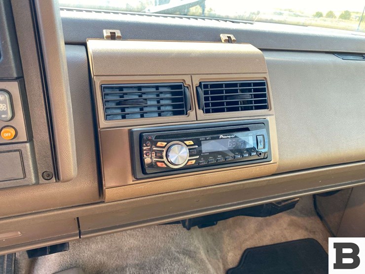 1993-gmc-suburban-image-29