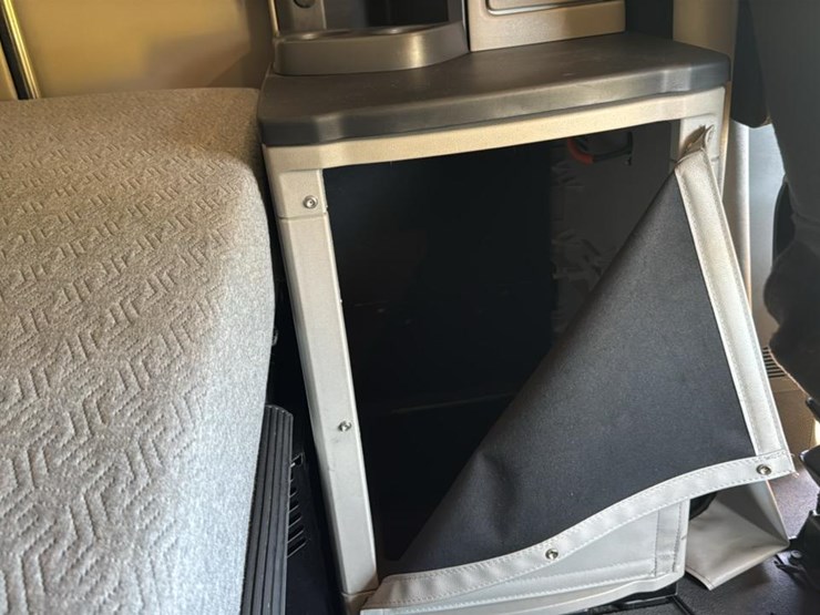 2023-peterbilt-579-image-55