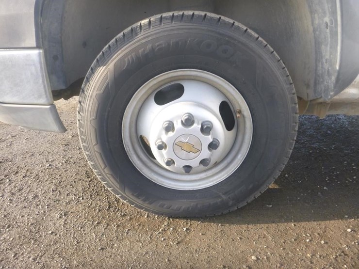 2004-chevrolet-3500-image-14