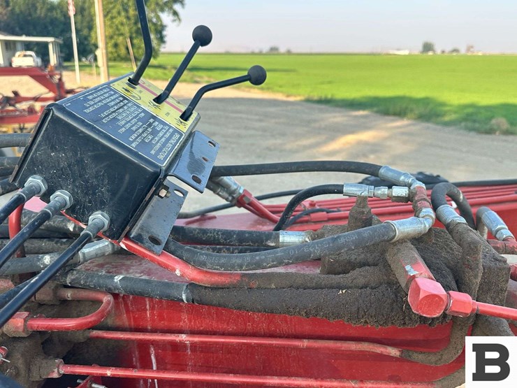 new-holland-216-image-35