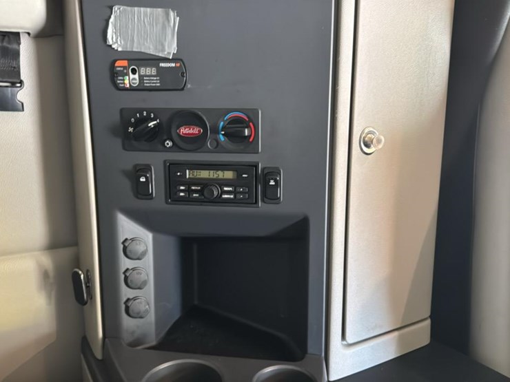 2023-peterbilt-579-image-54