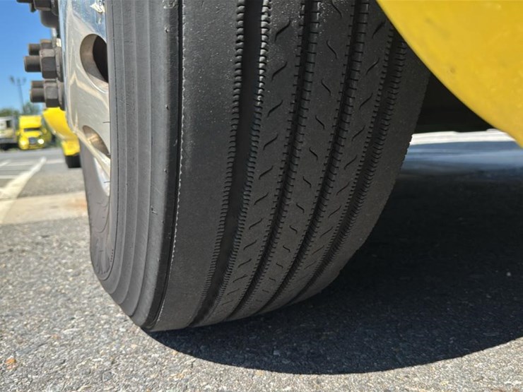 2023-peterbilt-579-image-28