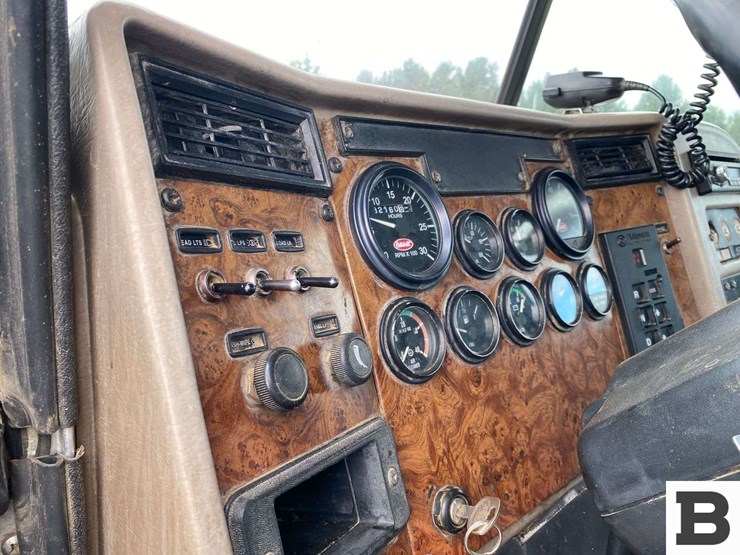 2003-peterbilt-330-image-30