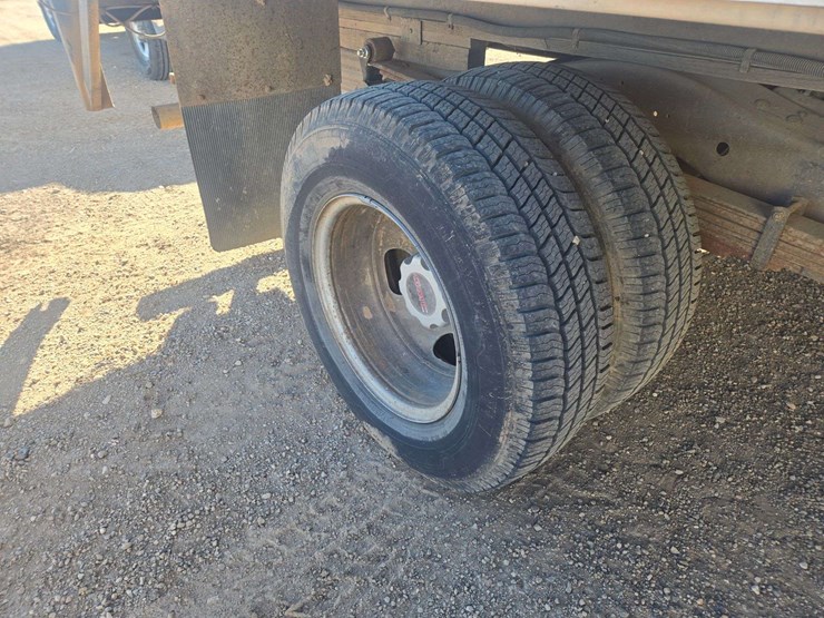 2003-gmc-3500-image-10