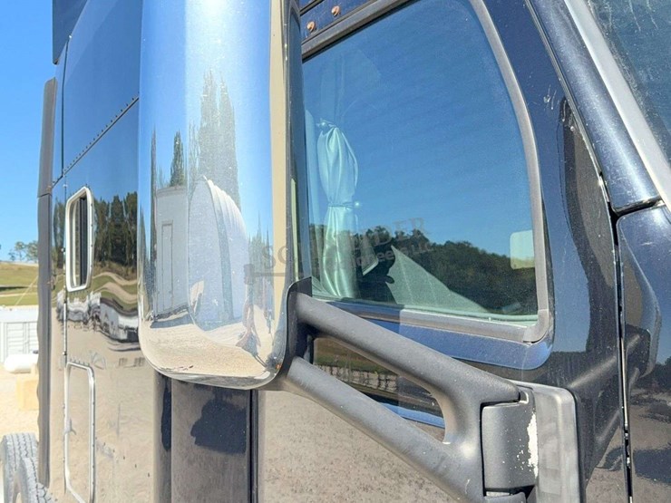 2017-peterbilt-579-image-14