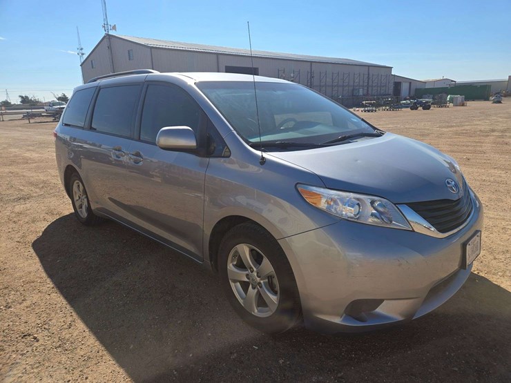 2012-toyota-sienna-le-image-2
