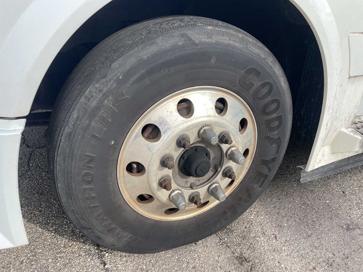 #1372-•-2014-volvo-sleeper-semi-(has-wi-title)-(of)-image-80