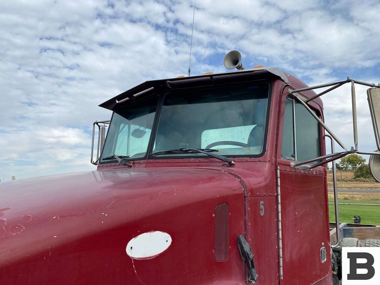 2002-peterbilt-330-image-10