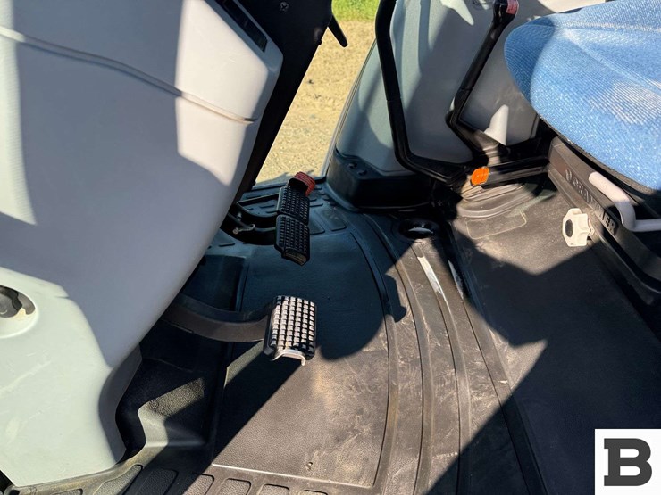 2010-new-holland-t5060-image-58