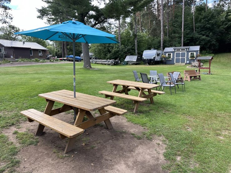 #100-•-waterfront-pub-with-4-bed/2-bath-apartment-image-14