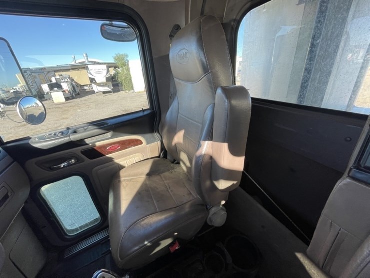 2018-peterbilt-367-image-41