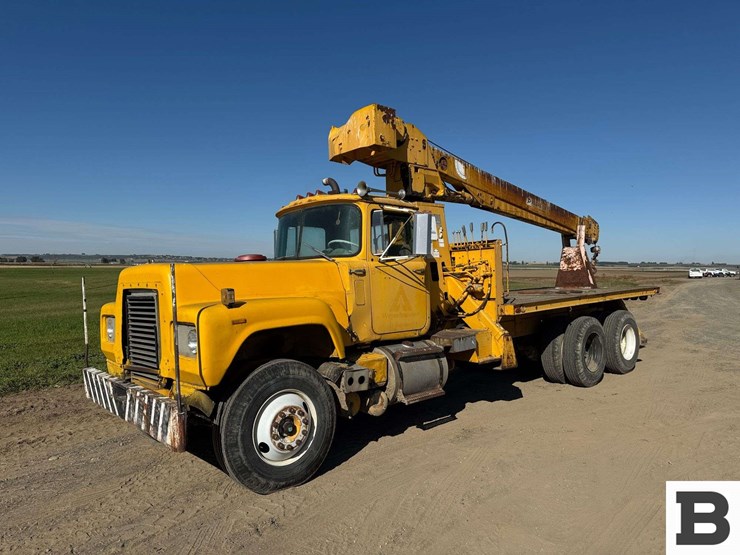 1969-mack-boom-truck-image-1