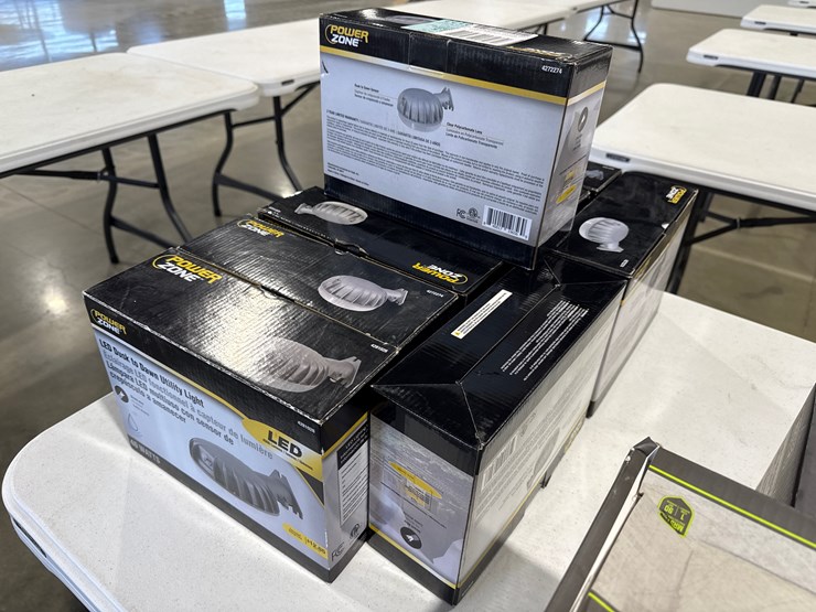 #28395-•-lot-of-(8)-power-zone-led-dusk-to-dawn-utility-lights-image-5