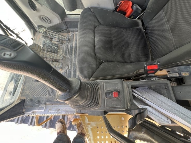 2021-caterpillar-395-image-46