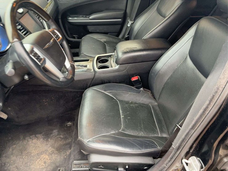 2012-chrysler-300-c-sedan-4d-image-18