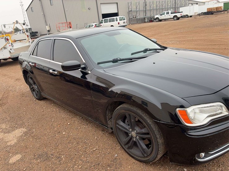 2012-chrysler-300-c-sedan-4d-image-2