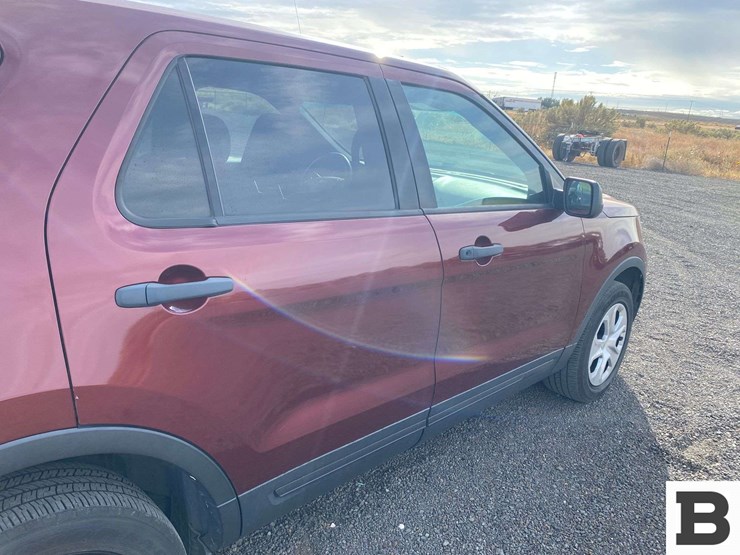 2016-ford-explorer-image-16