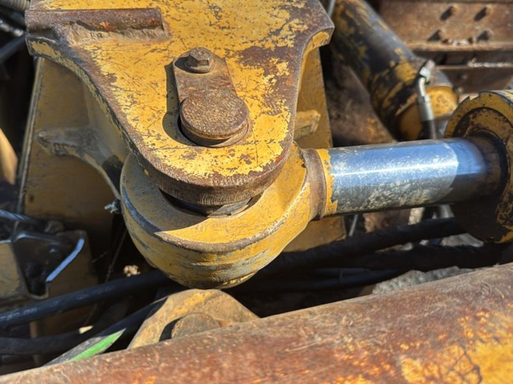 2008-deere-750j-xlt-image-50